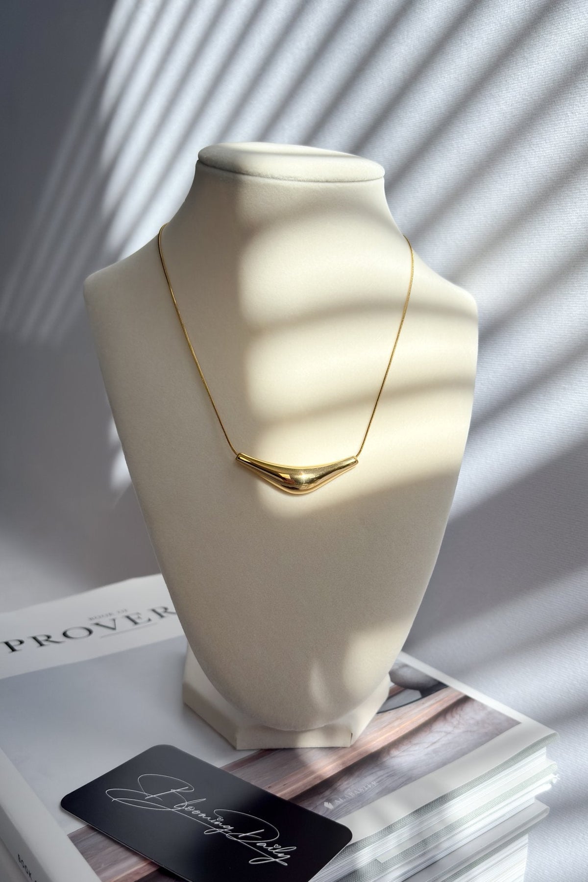 18K Gold Plated Non - Tarnish Curved Bar Necklace - Women's Jewelry - Blooming Daily