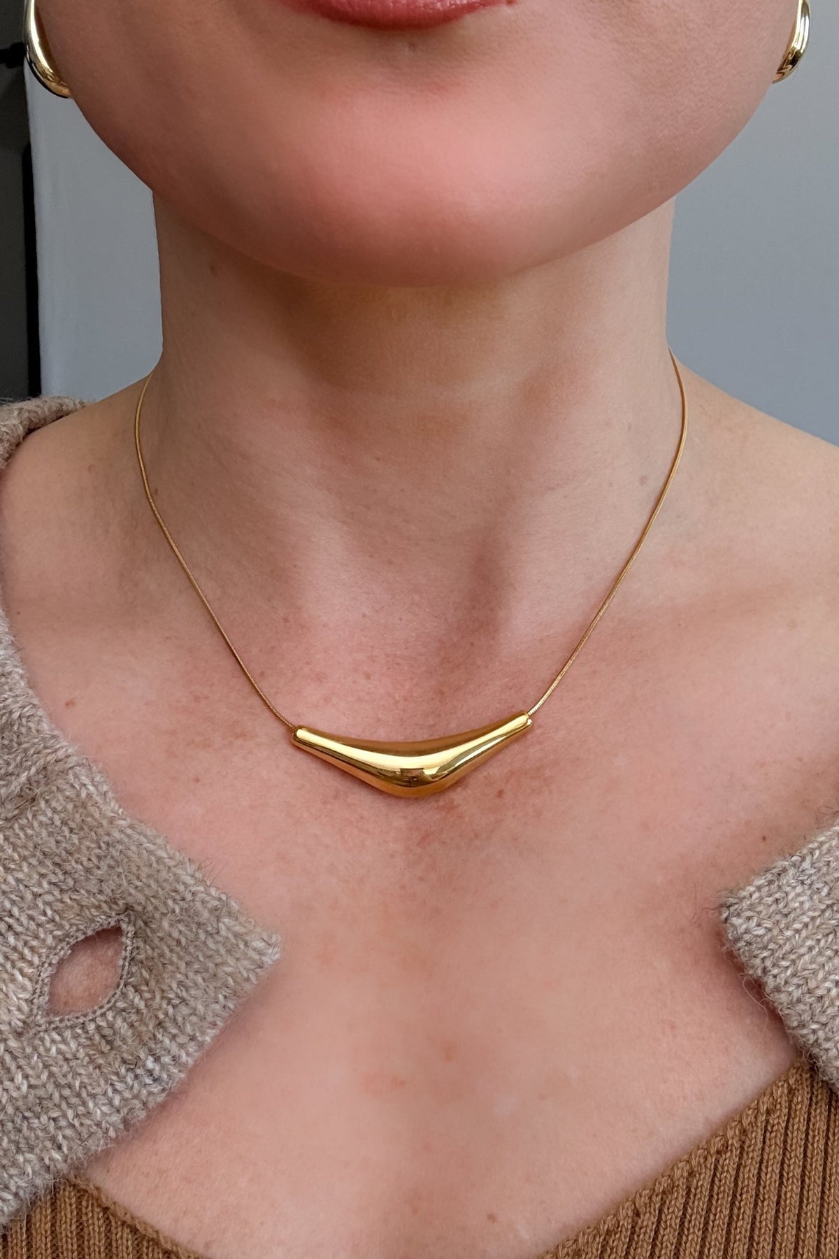 18K Gold Plated Non - Tarnish Curved Bar Necklace - Women's Jewelry - Blooming Daily