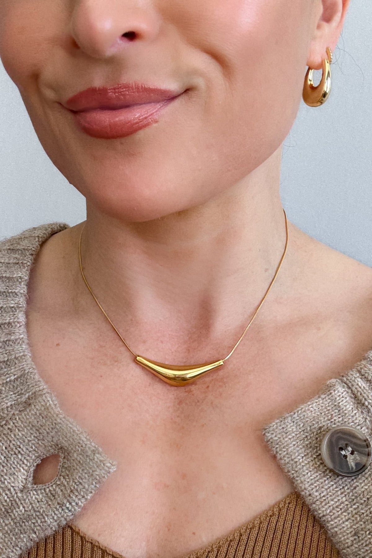 18K Gold Plated Non - Tarnish Curved Bar Necklace - Women's Jewelry - Blooming Daily