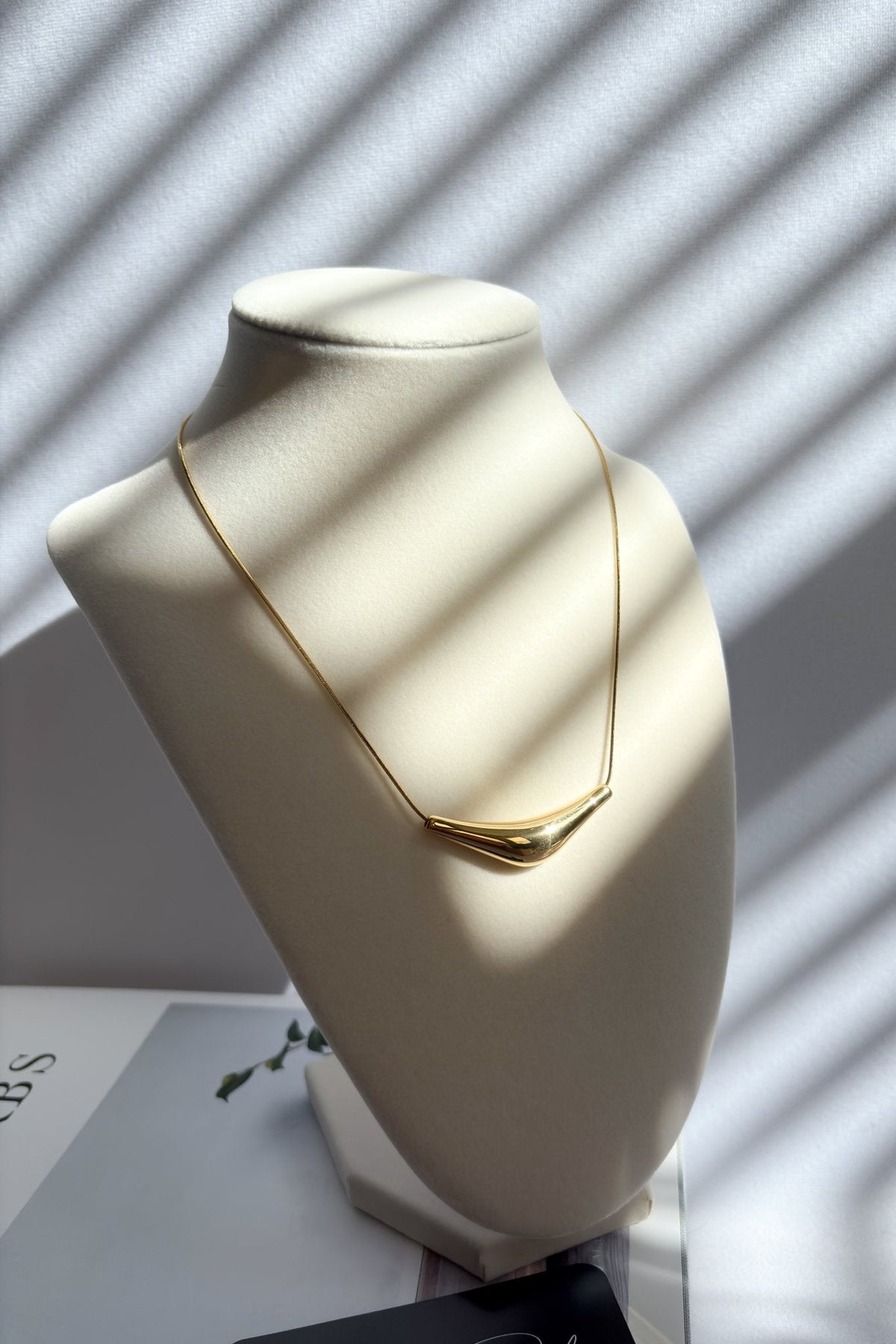 18K Gold Plated Non - Tarnish Curved Bar Necklace - Women's Jewelry - Blooming Daily