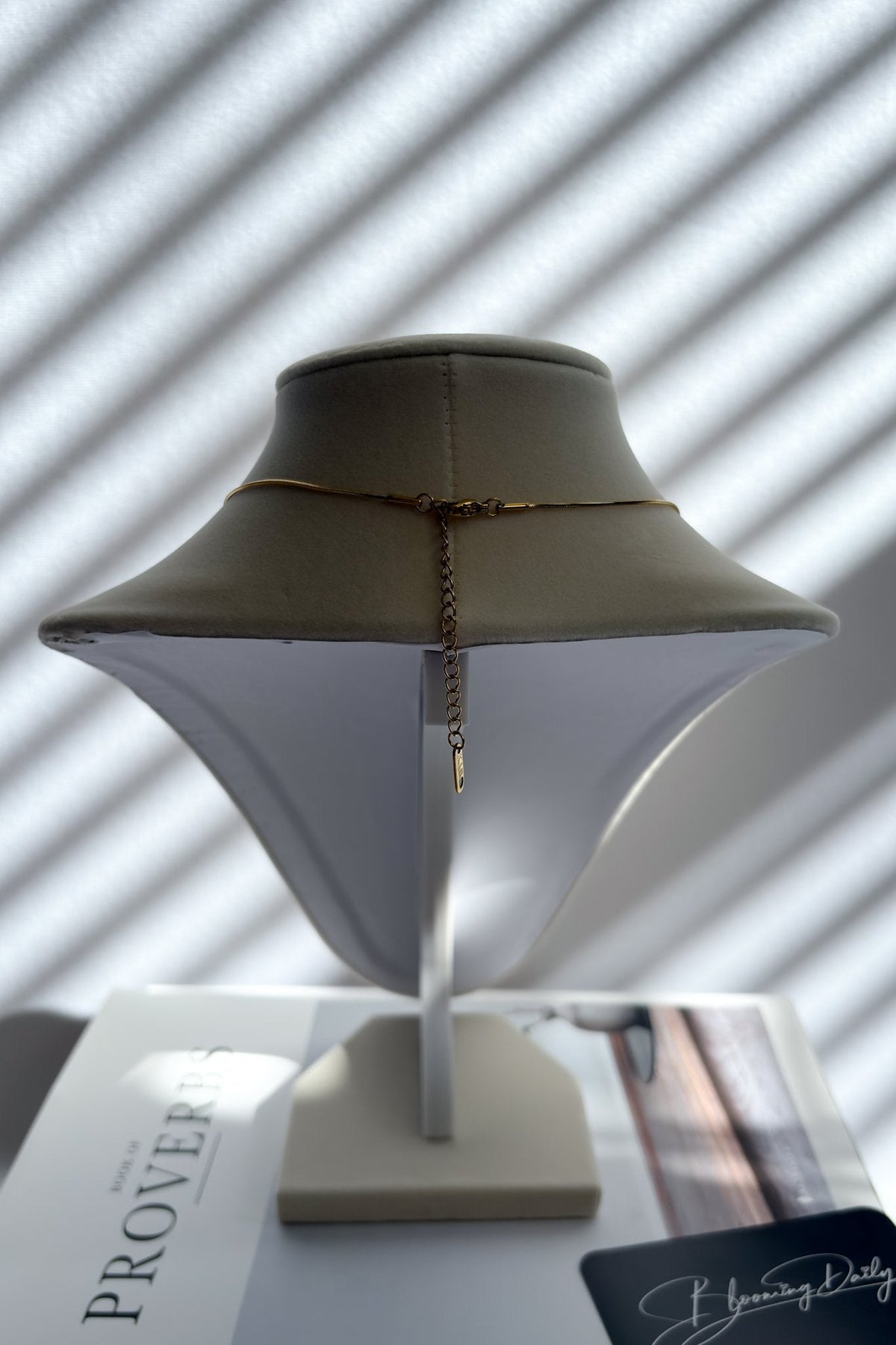 18K Gold Plated Non - Tarnish Curved Bar Necklace - Women's Jewelry - Blooming Daily