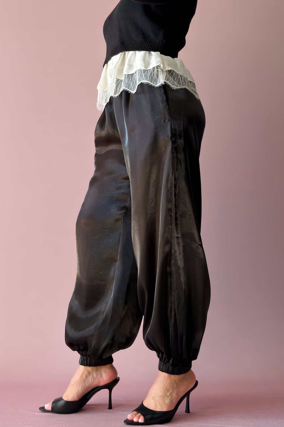 Women’s black balloon pants with elastic waist, side pockets and dressy finish