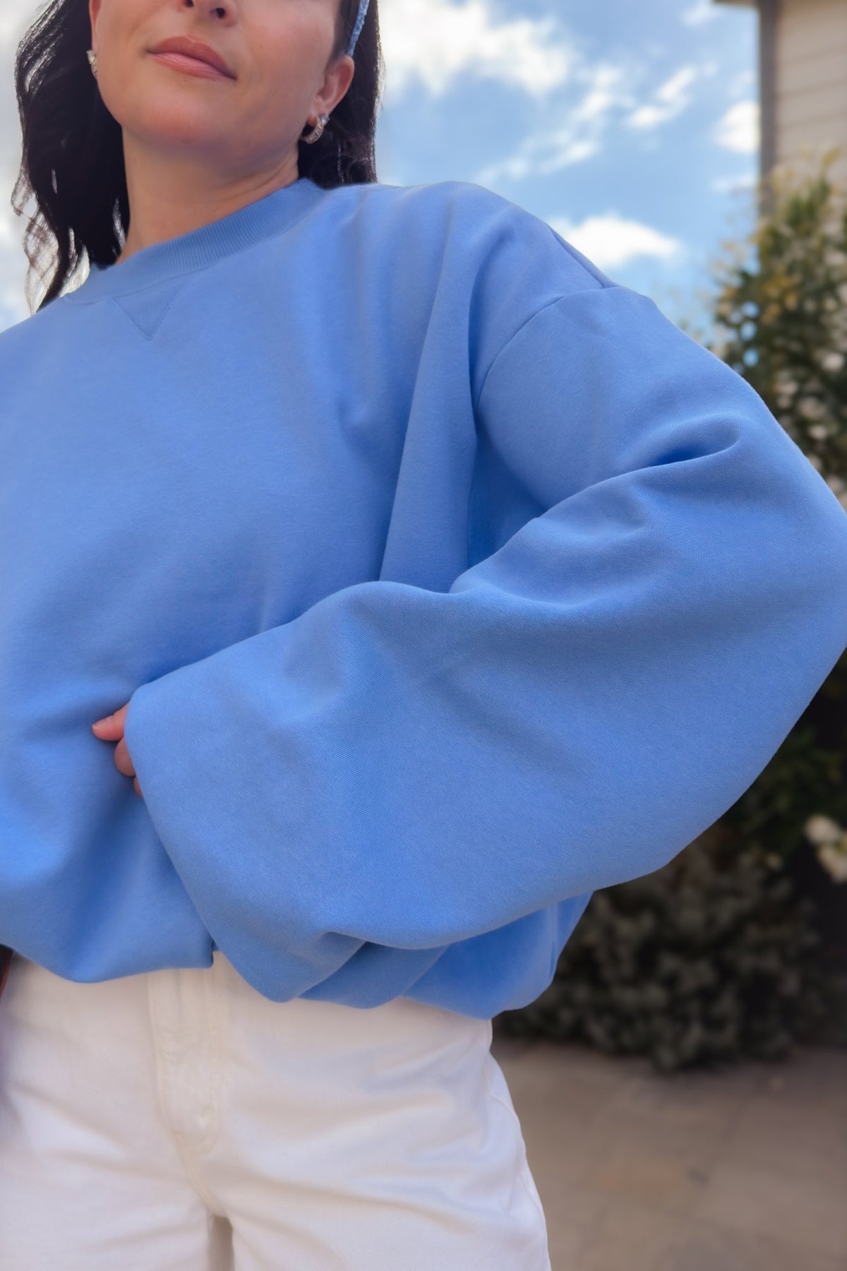 Women’s soft blue crewneck sweatshirt with wide sleeves and elastic bubble hem